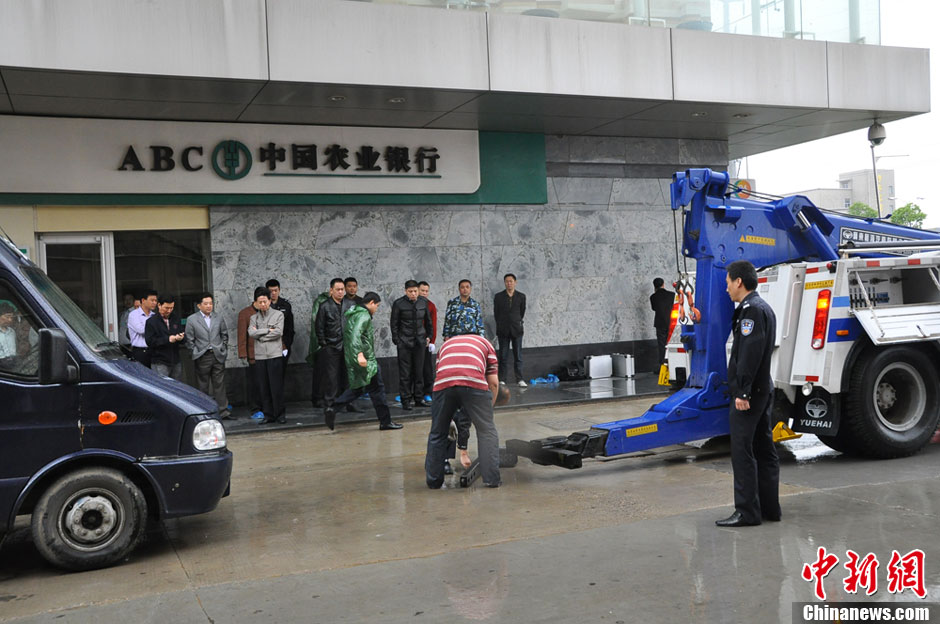 江蘇一運(yùn)鈔車押運(yùn)員車內(nèi)開槍自殺身亡 原因尚不明
