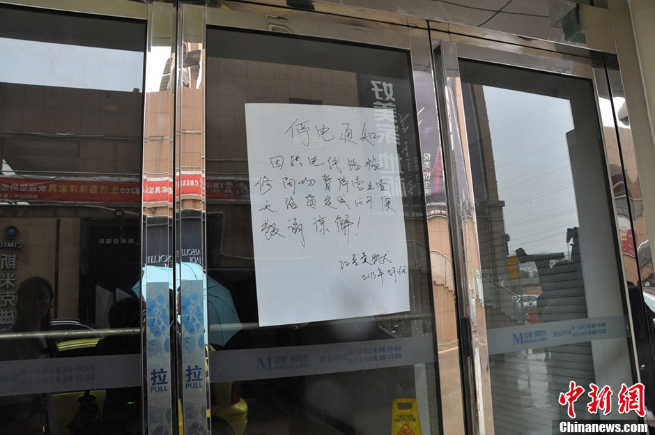 江蘇一運(yùn)鈔車(chē)押運(yùn)員車(chē)內(nèi)開(kāi)槍自殺身亡 原因尚不明