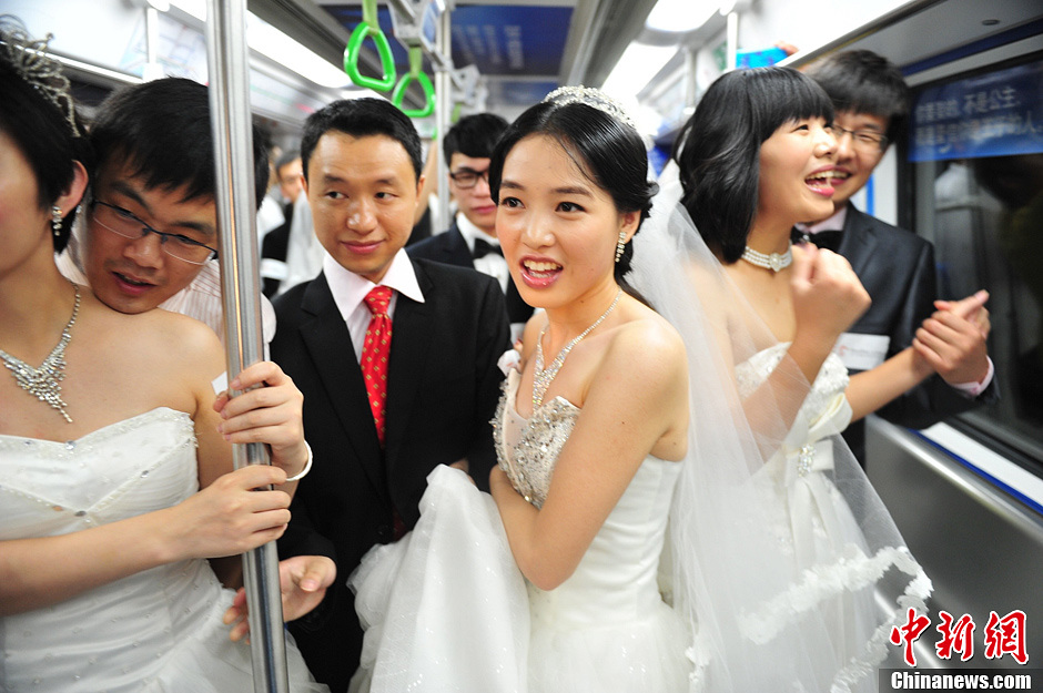深圳新郎新娘乘地鐵參加集體婚禮