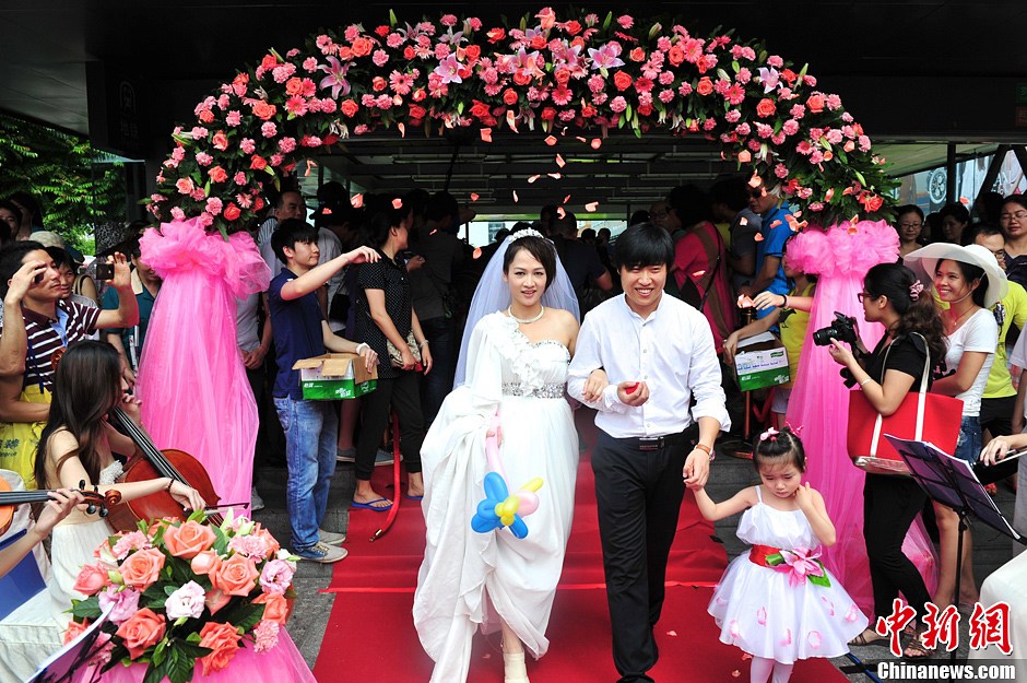 深圳新郎新娘乘地鐵參加集體婚禮