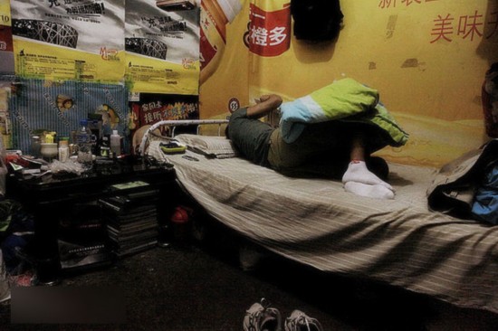 慘！北漂族地下室生活