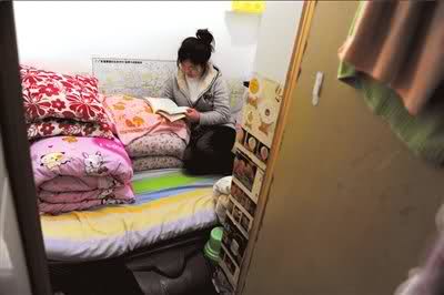 慘！北漂族地下室生活