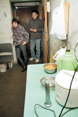 慘！北漂族地下室生活