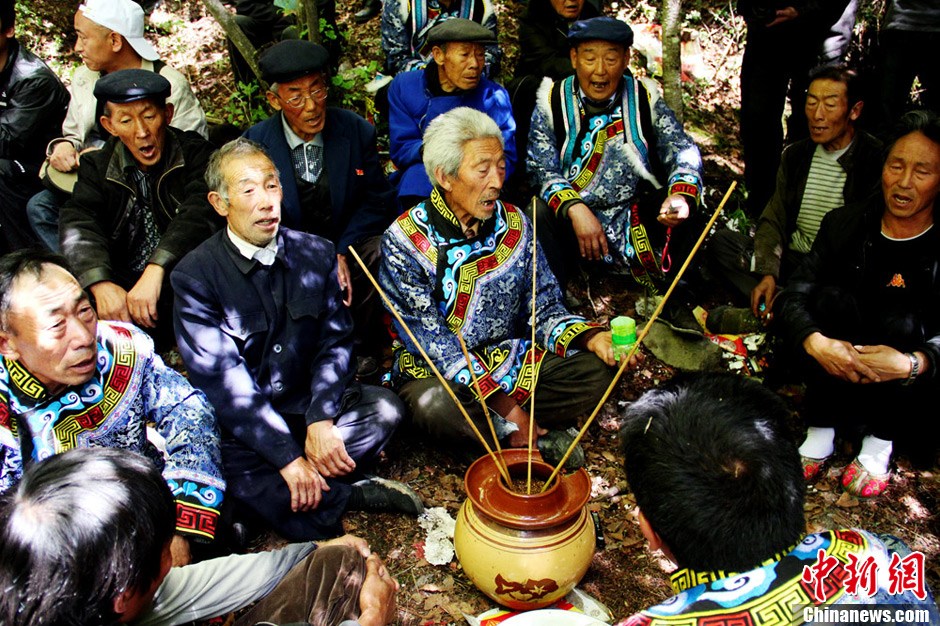 四川茂縣羌族感恩節(jié) 民眾齊聚祭祀太陽(yáng)神