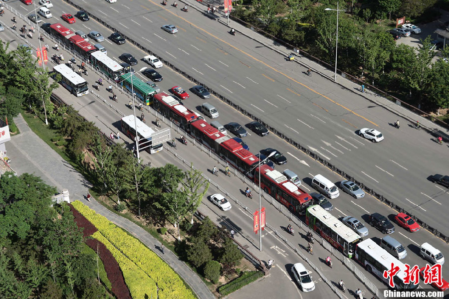 直擊太原堵車：公交車變“火車”