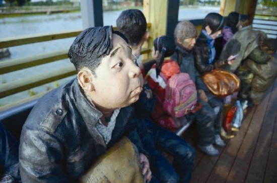 漳州一公園內(nèi)現(xiàn)“中學生舌吻”雕塑 作者稱只是親嘴