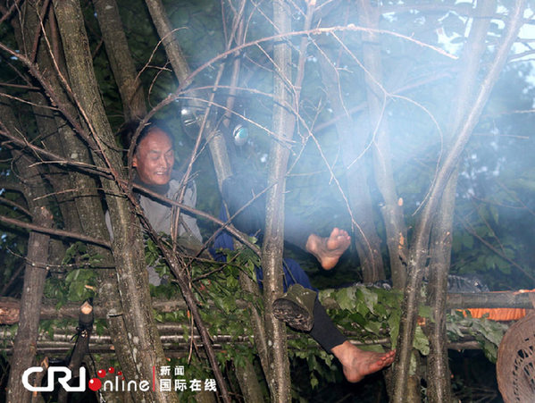 周正龍繼續(xù)尋找華南虎 夜宿山林以樹為床(圖)