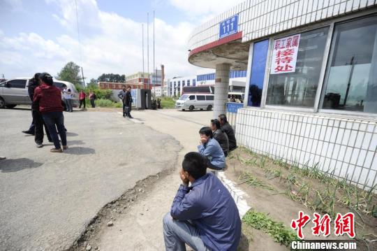 吉林大火現(xiàn)場設(shè)“家屬接待處” 登記失蹤人員