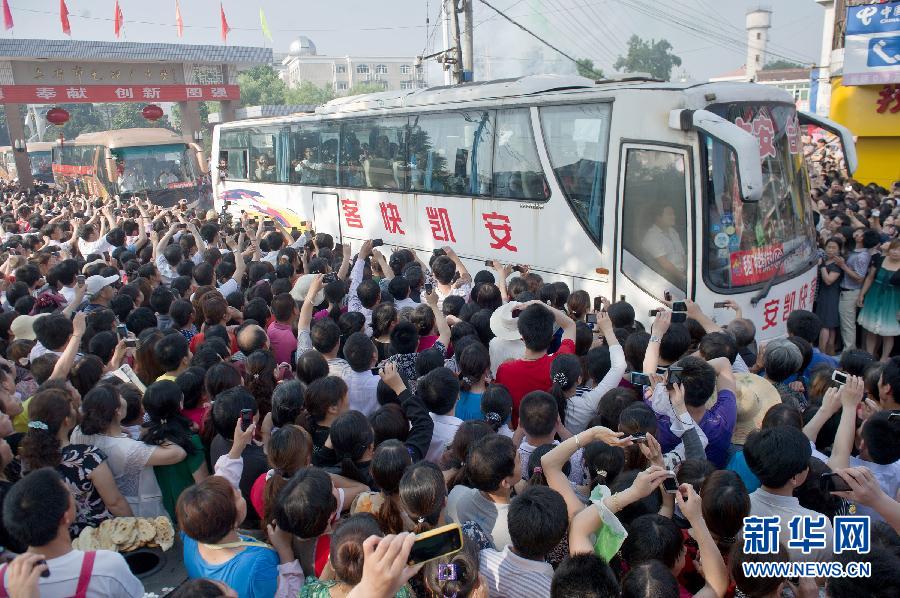 高考，我們來(lái)了！全國(guó)各地考生迎高考