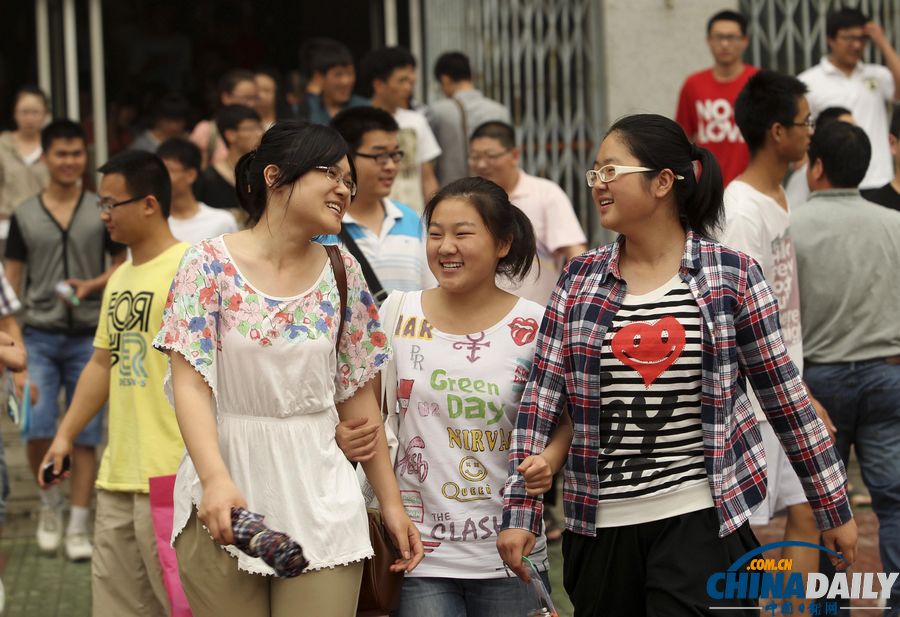 特刊：中國日?qǐng)?bào)聚焦全國高考第一日
