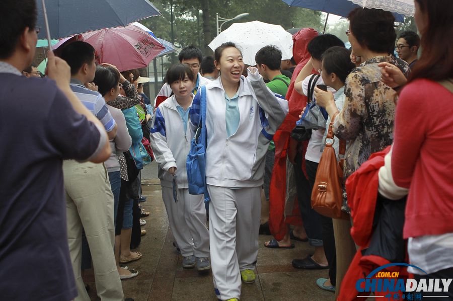 特刊：中國(guó)日?qǐng)?bào)聚焦全國(guó)高考第一日