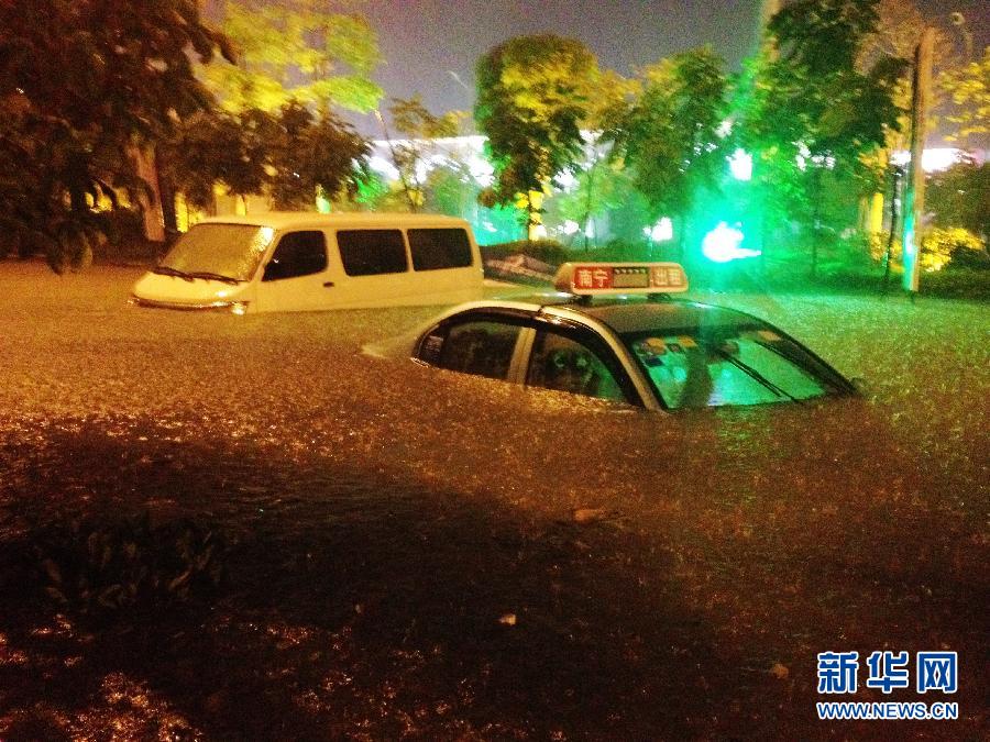 南寧突遭強(qiáng)雷雨襲擊 多處人員、車輛被困