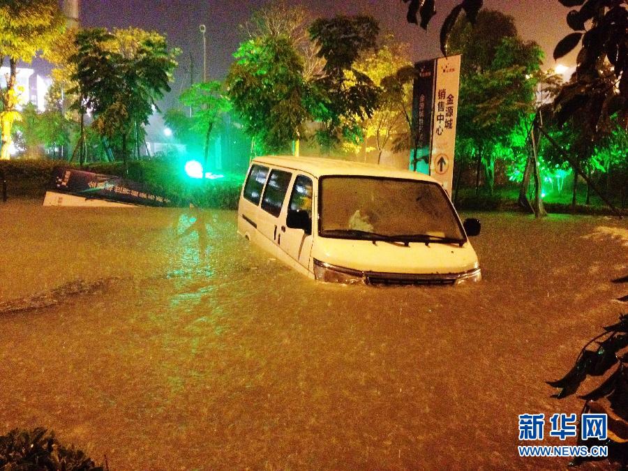 南寧突遭強雷雨襲擊 多處人員、車輛被困