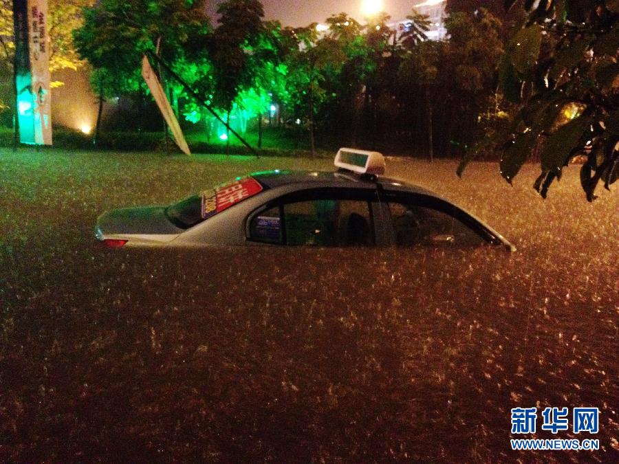 南寧突遭強雷雨襲擊 多處人員、車輛被困