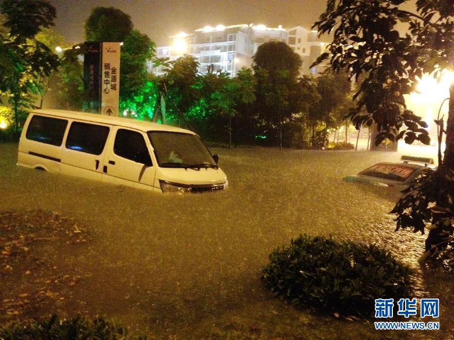 南寧突遭強(qiáng)雷雨襲擊 多處人員、車輛被困