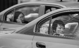 記者體驗(yàn)“藍(lán)標(biāo)”車：晚高峰擁堵10分鐘“跳”10元