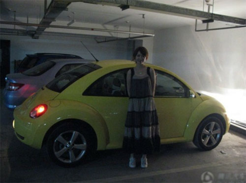 北大?；▽W(xué)歷造假遭圍觀 豪車生活照曝光(圖)