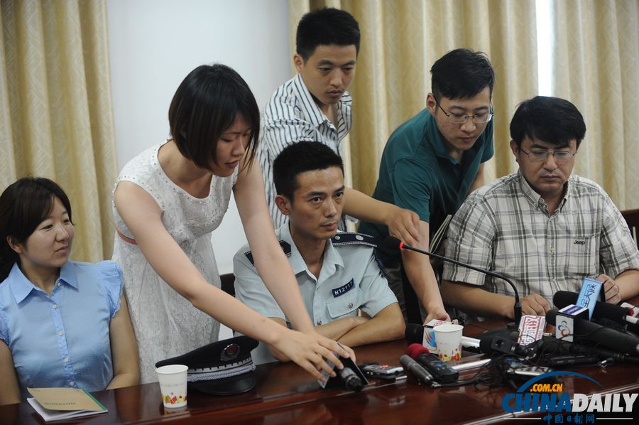 武漢公布“臥底城管”擺攤?cè)沼? valign=