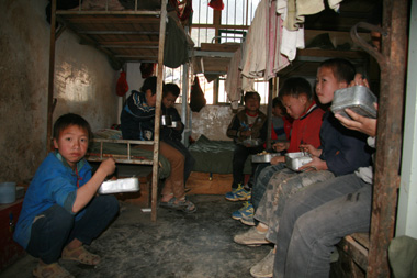 四千萬貧困兒童困境調(diào)查：一天兩頓飯 干糧是午餐