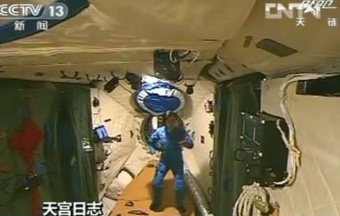 圖解航天員太空休閑生活：翻跟頭看風(fēng)景騎自行車