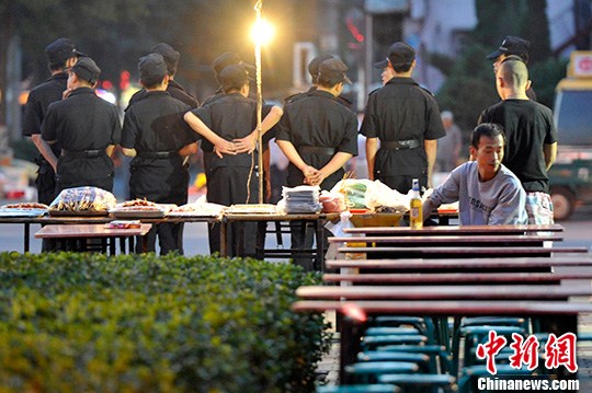 從暴踩商戶到臥底體驗(yàn) “城管困局”如何破解？