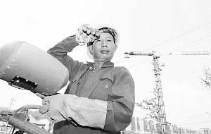 民工工資過(guò)萬(wàn)秒殺白領(lǐng) 網(wǎng)友：還敢說(shuō)是搬磚的？