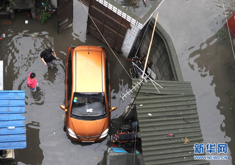 成都暴雨內(nèi)城“看海”居民困