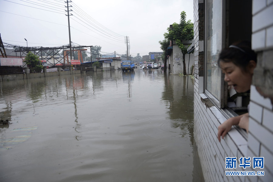 成都暴雨內(nèi)城“看海”居民困