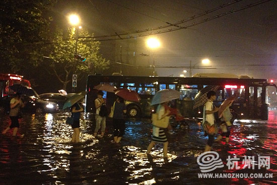 高清：杭州遭暴雨襲擊市區(qū) 開(kāi)車如行船