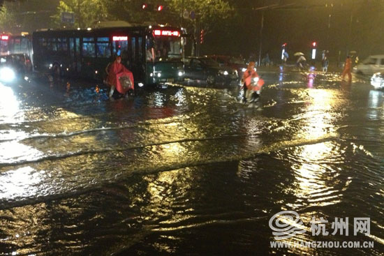高清：杭州遭暴雨襲擊市區(qū) 開(kāi)車如行船