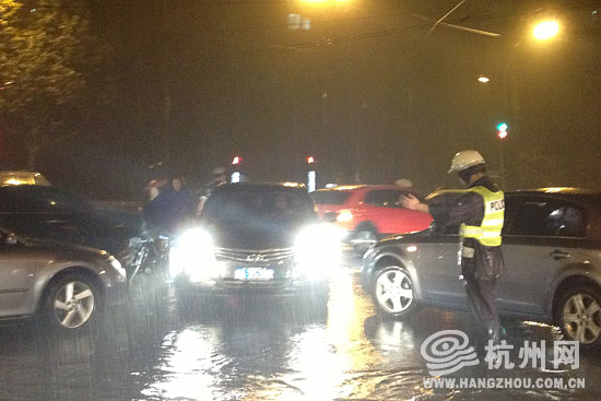 高清：杭州遭暴雨襲擊市區(qū) 開車如行船