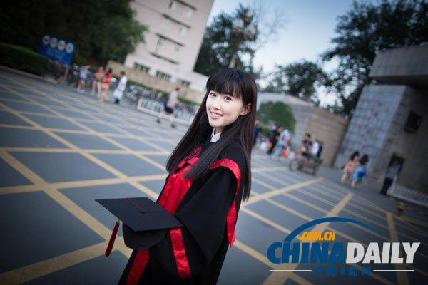 人民大學(xué)美女畢業(yè)生躥紅網(wǎng)絡(luò) 網(wǎng)友贊其為“女神”