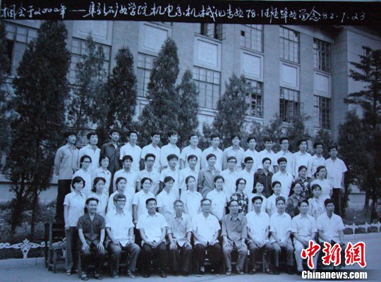 畢業(yè)群像：50后深情“送戰(zhàn)友” 90后別樣致青春