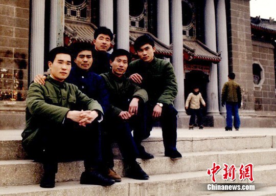 畢業(yè)群像：50后深情“送戰(zhàn)友” 90后別樣致青春