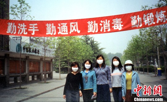 畢業(yè)群像：50后深情“送戰(zhàn)友” 90后別樣致青春