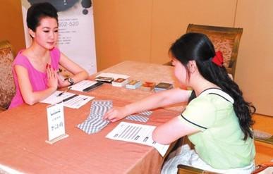 妙齡美女排隊(duì)參加富豪北京相親海選現(xiàn)場
