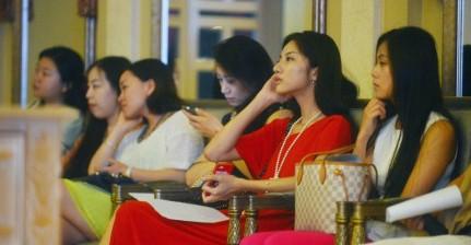 妙齡美女排隊(duì)參加富豪北京相親海選現(xiàn)場(chǎng)