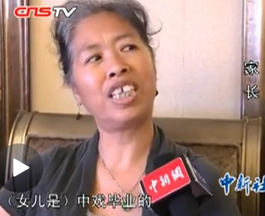 妙齡美女排隊(duì)參加富豪北京相親海選現(xiàn)場(chǎng)