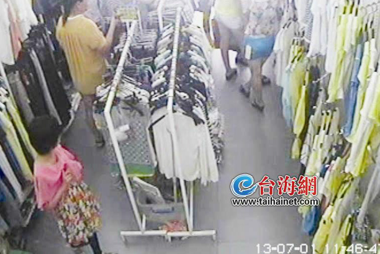 高清：實拍大人掩護(hù)女童偷手機(jī) 失主痛心孩子未來