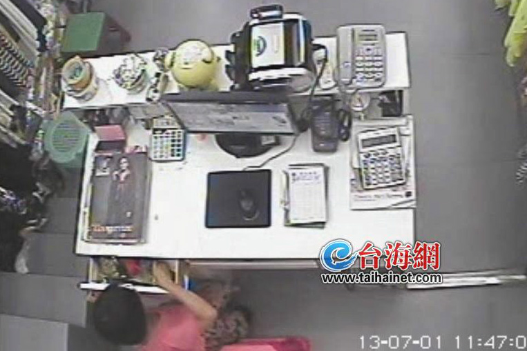 高清：實(shí)拍大人掩護(hù)女童偷手機(jī) 失主痛心孩子未來