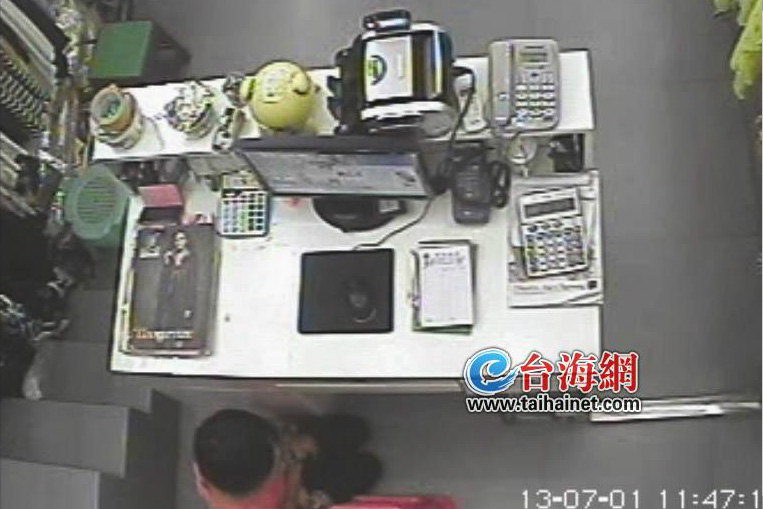 高清：實拍大人掩護(hù)女童偷手機(jī) 失主痛心孩子未來