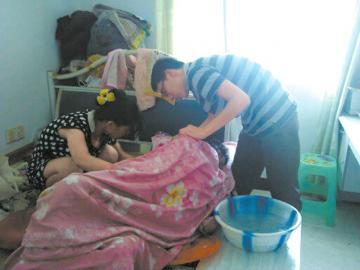 學子帶癱瘓媽媽上學15年如今畢業(yè)背著媽媽去工作