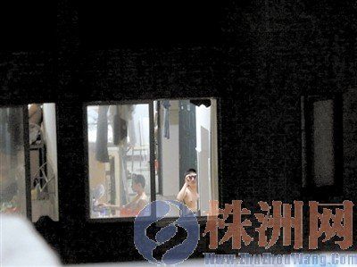男生拿望遠鏡偷窺女生宿舍 被發(fā)現(xiàn)后揮手打招呼(圖)