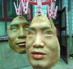 男子用豬皮自制面具 網(wǎng)上學(xué)“易容術(shù)”盜竊
