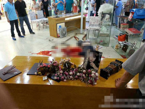 上海一男子商場(chǎng)捅殺女子后自殺未遂