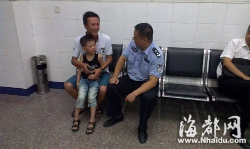 父子夜游西湖公園捉迷藏 父親藏太好差點丟了娃