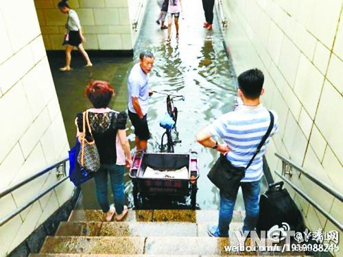 北京六里橋南地下通道積水 三輪車(chē)擺渡收費(fèi)（圖）