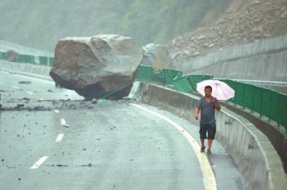 巨石砸橋 隧洞里2000人安全轉(zhuǎn)移