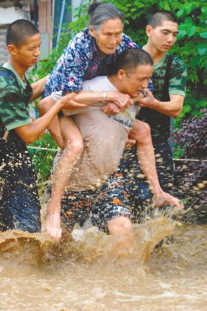 男子洪水中救人遭妻子埋怨回答：你曉得個(gè)錘子