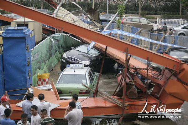 組圖：青島地鐵工地龍門吊倒塌 多車被砸司機死里逃生